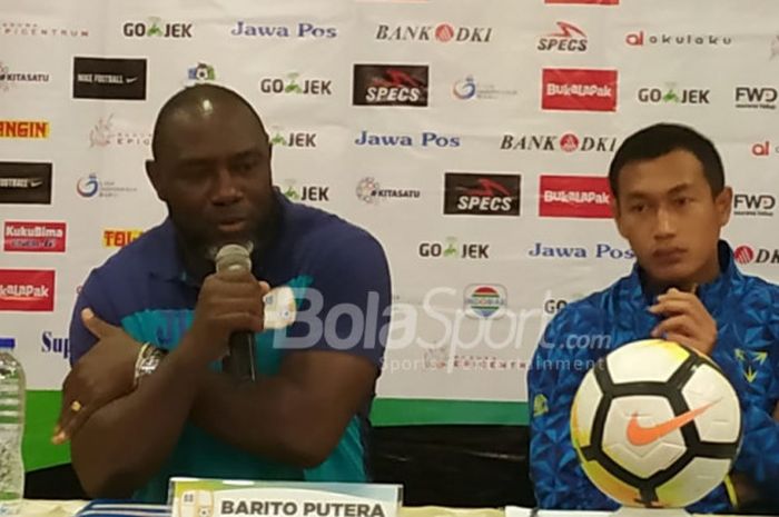 Pelatih dan pemain Barito Putera, Jacksen F Tiago serta Hansama Yama dalam jumpa pers di Hotel Santika, Kota Bekasi, Senin (29/10/2018).