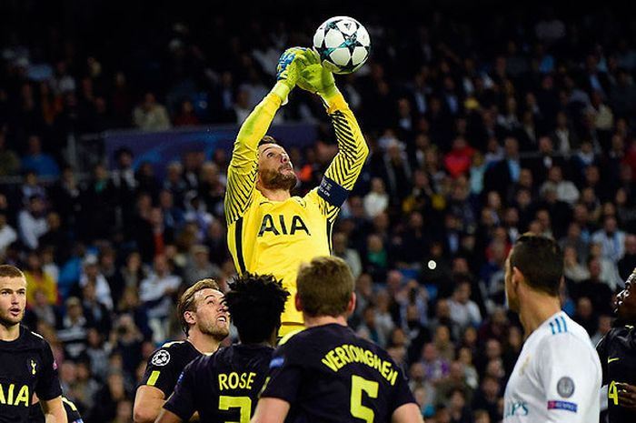 Kiper Tottenham Hotspur, Hugo Lloris, berupaya menangkap bola saat melawan Real Madrid dalam laga lanjutan Grup H Liga Champions 2017-2018 di Stadion Santiago Bernabeu, Madrid, Spanyol, pada 17 Oktober 2017.