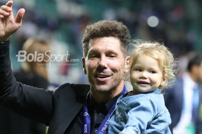 Pelatih Atletico Madrid, Diego Simeone, merayakan kesuksesan menjuarai Piala Super Eropa 2018 setelah mengalahkan Real Madrid di Stadion Lillekula, Tallinn, 15 Agustus 2018. 