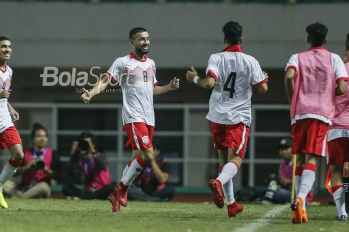  Pemain timnas U-23 Bahrain, Mohamed Marhoon, merayakan gol yang ia cetak ke gawang Timnas U-23 Indonesia pada laga PSSI Anniversary Cup 2018 di Stadion Pakansari, Bogor, Jumat (27/4/2018) 