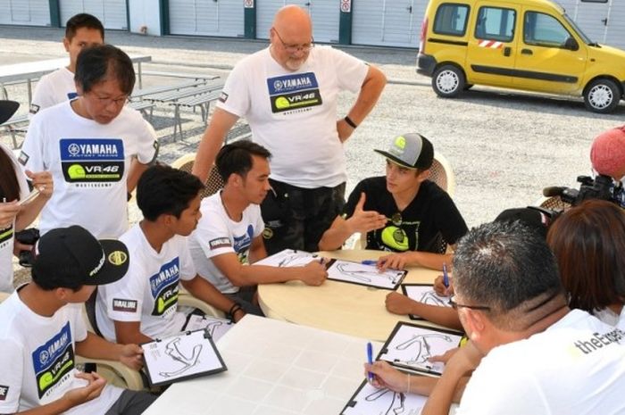 Pebalap Moto2 asal Italia, Luca Marini (kaus hitam), memberi pengarahan kepada para peserta Master Camp sebelum berlatih di Sirkuit Misano, San Marino, Rabu (14/9/2016).