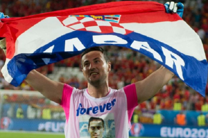 Kiper Kroasia, Danijel Subasic, mengenakan kaos bergambar temanya yang meninggal 10 tahun lalu. 
