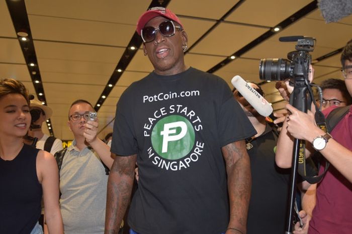 Eks pebasket NBA, Dennis Rodman, tiba di Bandara Internasional Changi, Singapura, pada Selasa (12/6/