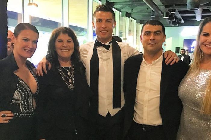 Cristiano Ronaldo bersama keluarganya