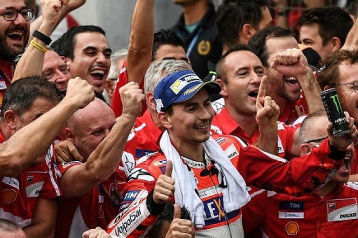 Pebalap Ducati Team, Jorge Lorenzo (topi biru), berpose dengan tim setelah finis kedua pada GP Malaysia yang berlangsung di Sirkuit Sepang, Minggu (29/10/2017).