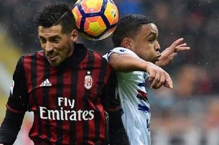 Jose Sosa dan Luis Muriel berduel di udara pada pertandingan antara AC Milan dan Sampdoria di San Siro, Minggu (5/2/2017). 