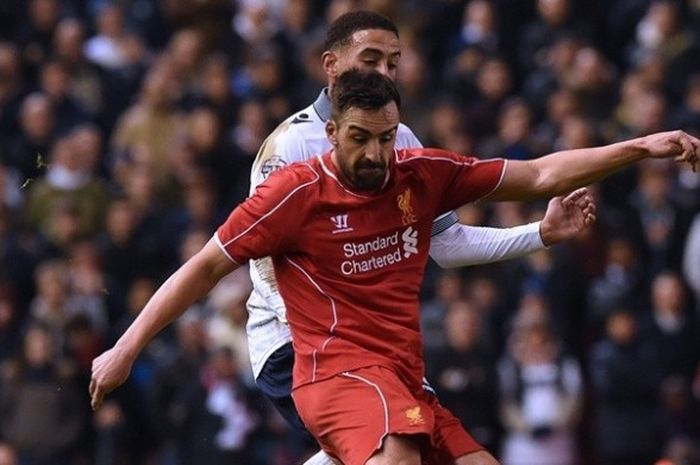 Aksi Jose Enrique dalam babak keempat Piala FA saat Liverpool melawan Bolton Wanderers di Anfield, 2