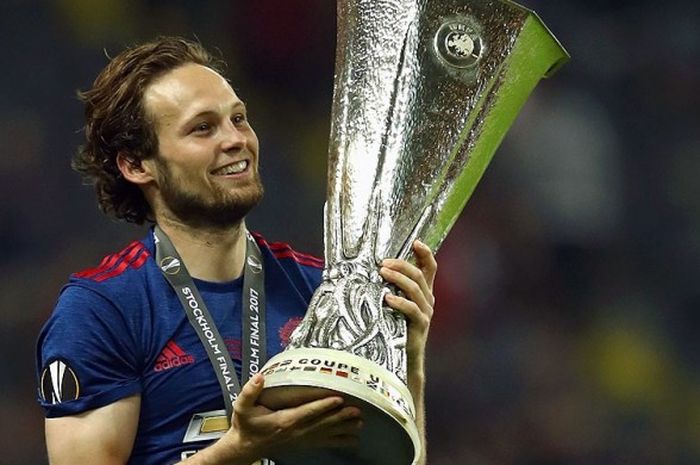 Bek Manchester United, Daley Blind, memegang trofi juara Liga Europa saat merayakan kemenangan atas Ajax dalam laga final Liga Europa 2016-2017 di Stadion Friends Arena, Stockholm, (24/5/2017).