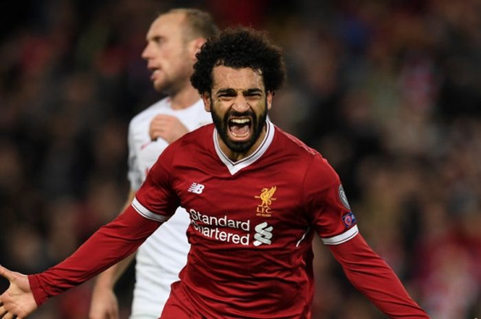       Pemain Liverpool FC, Mohamed Salah, merayakan gol yang dia cetak ke gawang Spartak Moskva dalam laga Grup E Liga Champions di Stadion Anfield, Liverpool, Inggris, pada 6 Desember 2017.      