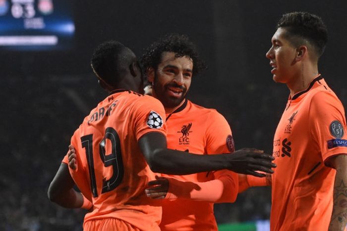 Pemain Liverpool FC, Sadio Mane, merayakan golnya bersama Mohamed Salah dan Roberto Firmino dalam laga leg pertama babak 16 besar Liga Champions kontra FC Porto di Stadion Dragao, Porto, Portugal pada 14 Februari 2018.