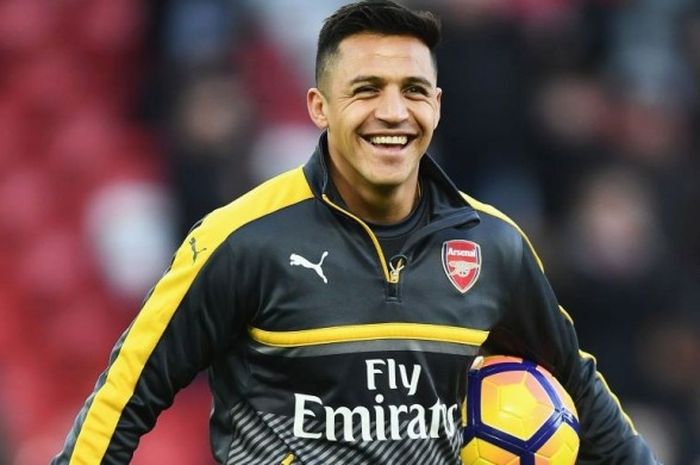 Penyerang Arsenal, Alexis Sanchez, tersenyum saat sesi pemanasan sebelum laga Premier League antara Liverpool dan Arsenal di Stadion Anfield, Liverpool, pada Sabtu (4/3/2017).