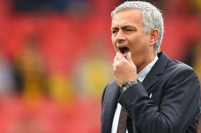 Ekspresi muka manajer Manchester United, Jose Mourinho, dalam laga Premier League Watford vs Man United di Vicarage Road pada Minggu (18/9/2016).