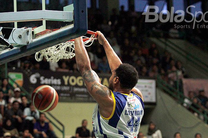 Pebasket Satria Muda Pertamina, Dior Alexandros Lowhorn, melakukan slamdunk saat melawan Hang Tuah pada laga Seri VI Indonesia Basketball League (IBL) di GOR UNY, Yogyakarta, Minggu (28/1/2018).