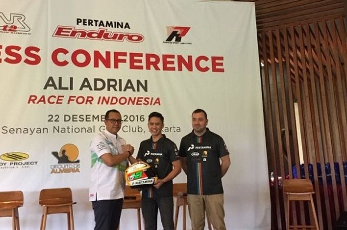 Pebalap Indonesia, Ali Adrian (tengah) berpose dengan Head of Marketing Communications Project PT Pertamina Dendi T Danianto (kiri) dan Manajer Adrian, David Garcia (kanan) dalam konferensi pers di Senayan, Jakarta, Kamis (22/12/2016).