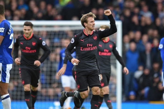 Bek kiri Arsenal, Nacho Monreal (tengah), merayakan gol yang dia cetak ke gawang Everton dalam laga Liga Inggris di Stadion Goodison Park, Liverpool, pada 22 Oktober 2017.