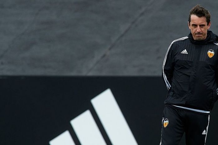 Gary Neville saat emngawal sesi latihan Valencia, 9 Februari 2016