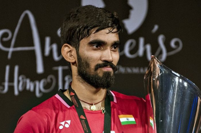 Pebulu tangkis tunggal putra India, Kidambi Srikanth, berpose dengan trofi yang didapat setelah memenangi Denmark Terbuka di Odense Sports Park, Minggu (22/10/2017).