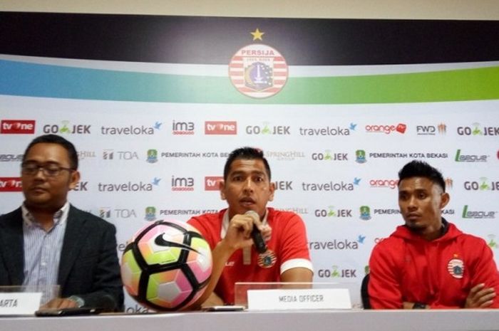 Pelatih Persija Jakarta, Stefano Cugurra Teco (tengah), menjalani jumpa pers di Stadion Patriot, Bekasi, Jumat (21/4/2017), untuk membahas partai Liga 1 melawan Barito Putera.