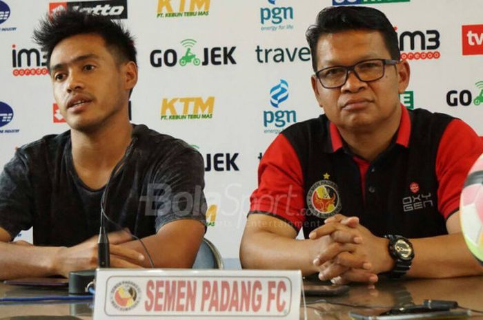 Pelatih Semen Padang, Delfi Adri (kanan) didampingi pemainnya saat memberi keterangan kepada awak media, Sabtu (14/10/2017) di sekretariat Persela Lamongan.