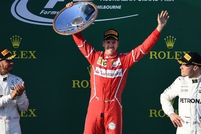  Pebalap Formula 1 dari tim Scuderia Ferrari, Sebastian Vettel (tengah), berhasil menjadi juara pada GP Australia, 26 Maret 2017. 