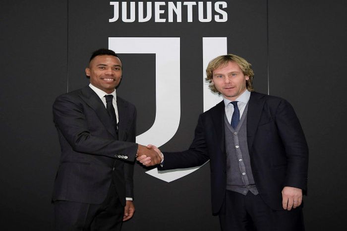 Bek sayap kiri, Juventus, Alex Sandro (kiri), bersalaman dengan Wakil Presiden Pavel Nedved.