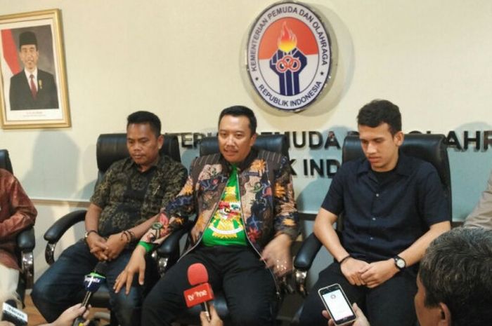 Menpora Imam Nahrawi (tengah) memberikan pernyataan pers terkait kabar terbaru pemain muda potensial, Egy Maulana (kedua dari kanan), di Kantor Kemenpora, Senayan, Jakarta Selatan, Jumat (5/1/2018) sore WIB