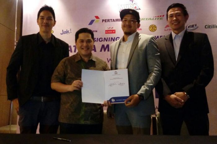 Pemain bintang Satria Muda Pertamina Jakarta, Arki Dikani Wisnu (kedua dari kanan), menunjukkan kontrak barunya seraya didampingi pemilik klub, Erick Thohir, Vice President Satria Muda Rony Gunawan, dan pelatih Satria Muda, Youbel Sondakh, di Fairmont Jakarta, Sabtu (21/10/2017).