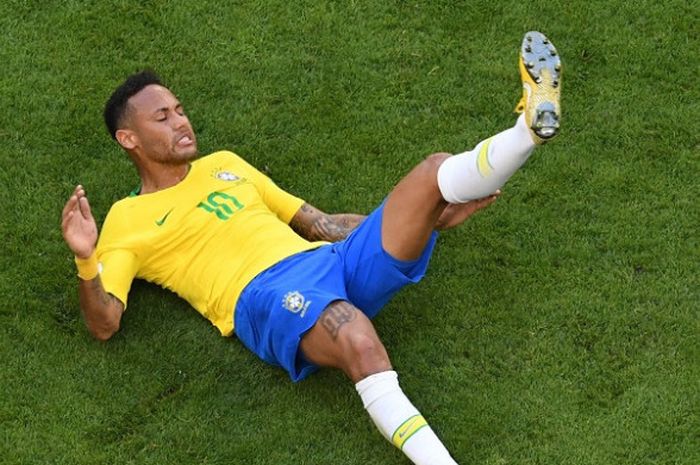   Ekspresi penyerang Brasil, Neymar, dalam laga babak 16 besar Piala Dunia 2018 kontra Meksiko di Samara Arena, Samara, Rusia pada 2 Juli 2018.  