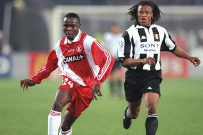 Viktor Ikpeba dan Edgar Davids dalam pertandingan semifinal Liga Champions, 15 April 1998.