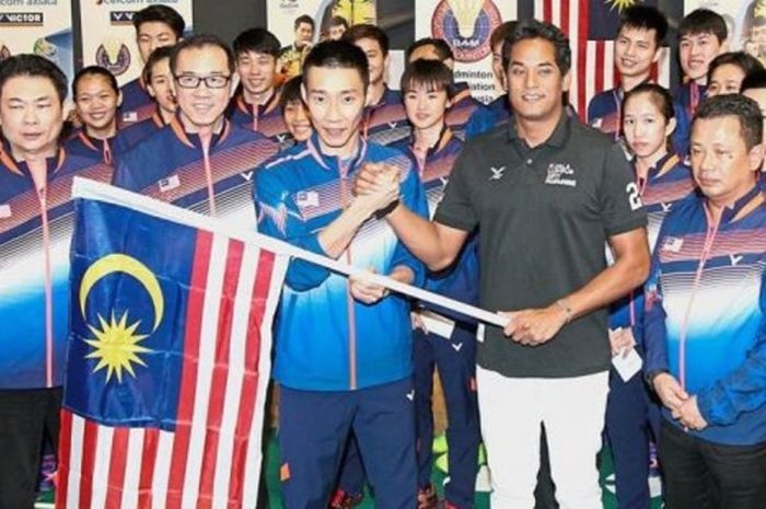 Menteri Pemuda dan Olahraga Malaysia, Khairy Jamaluddin (kaos hitam), menyerahkan bendera negara Malaysia ke Lee Chong Wei yang menjadi bagian dari tim Malaysia untuk Piala Sudirman 2017 di Akademi Bulu Tangkis Malaysia, Bukit Kiara, Selasa (16/5/2017).