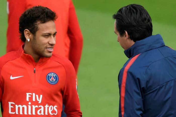 Striker Paris Saint-Germain, Neymar (kiri), berbicara dengan pelatih Unai Emery dalam sesi latihan di Saint-Germain-en-Laye, Prancis, pada 25 Oktober 2017.