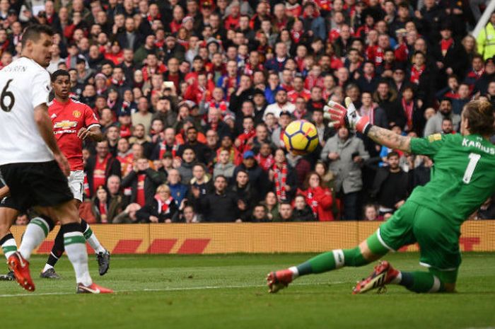 Pemain muda Manchester United, Marcus Rashford, mencetak gol ke gawang Liverpool pada pertandingan Liga Inggris pekan ke-30 di Stadion Old Trafford, Manchester, Inggris, Sabtu (10/3/2018).