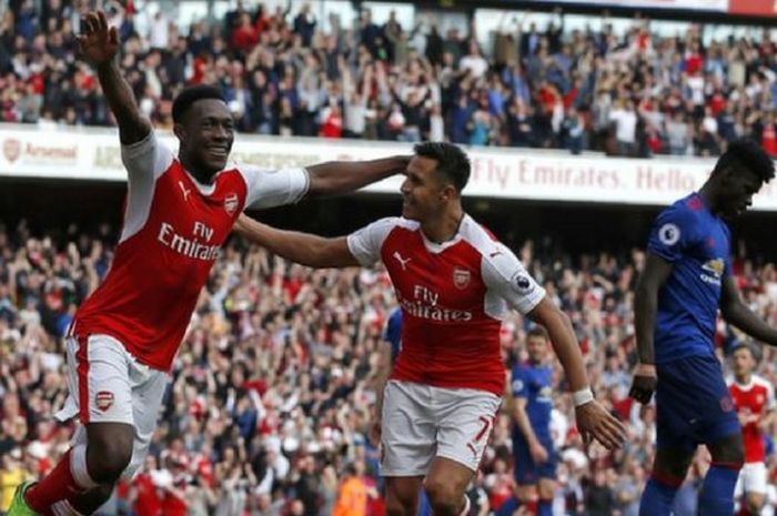 Danny Welbeck (kiri) merayakan gol Arsenal ke gawang Manchester United pada partai lanjutan Premier League - kasta teratas Liga Inggris - di Stadion Emirates, Minggu (7/5/2017).