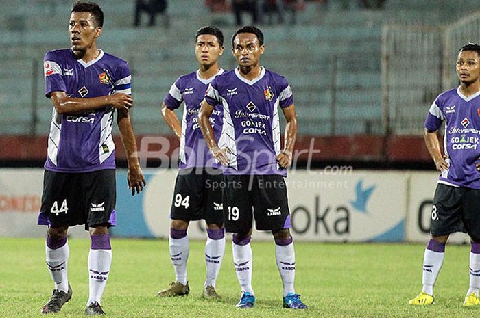Ekspresi pemain Persik Kediri saat tampil melawan Yahukimo FC dalam laga play-off Grup F Liga 2 di Stadion Gelora Delta Sidoarjo, Jawa Timur Rabu (11/10/2017) malam.