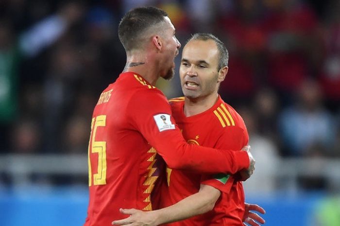  Pemain Spanyol, Sergio Ramos (kiri), merayakan gol timnya bersama Andres Iniesta dalam laga Grup B Piala Dunia 2018 kontra Maroko di Kaliningrad Stadium, Kaliningrad, Rusia pada 25 Juni 2018. 