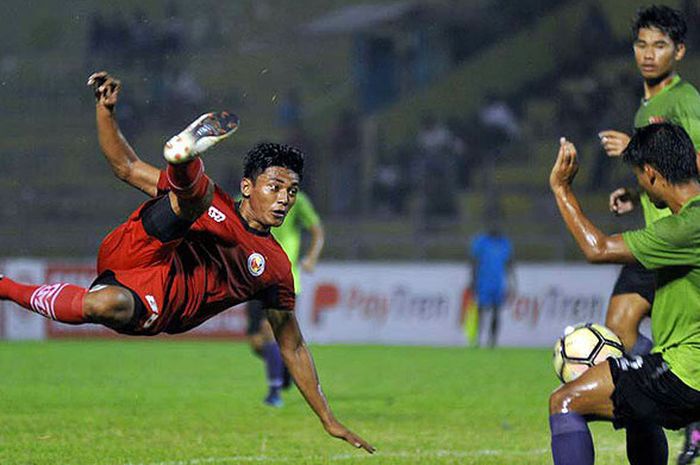 Aksi gelandang Semen Padang FC, Irsyad Maulana (kiri), saat melawan Persita Tangerang dalam laga uji coba di Stadion H Agus Salim, Padang, Jumat (16/3/2018).