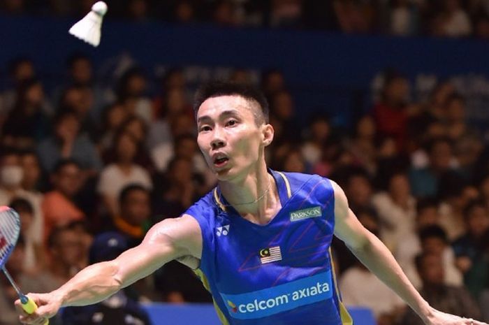 Pebulu tangkis tunggal putra nomor satu dunia dari Malaysia, Lee Chong Wei, mengembalikan kok pukulan dari lawannya, Marc Zwiebler (Jerman), pada laga semifinal Jepang Terbuka di Tokyo Metropolitan Gymnasium, Tokyo, Jepang, Sabtu (24/9/2016).