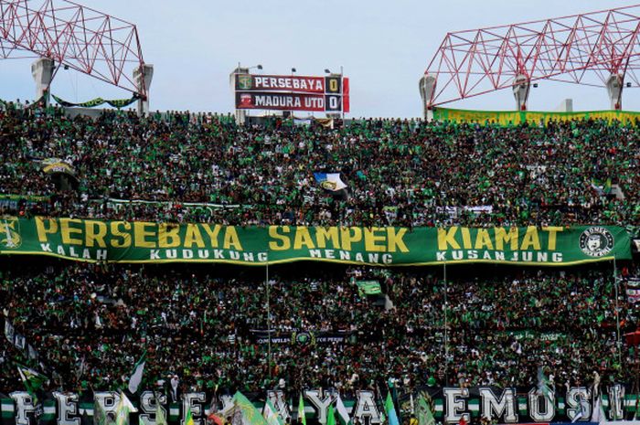 Puluhan RIbu Bonek saat mendukung Persebaya Lawan Madura United di Stadion Gelora Bung Tomo, Surabaya, Minggu (28/1/2018)