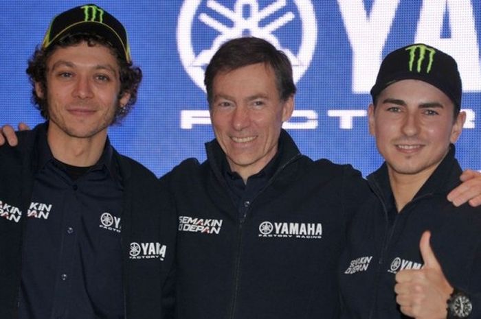 Managing Director Yamaha Racing, Lin Jarvis (tengah), berpose dengan dua pebalap mereka, Valentino Rossi (kiri) dan Jorge Lorenzo, pera konferensi pers di Jakarta, 25 Januari 2013.