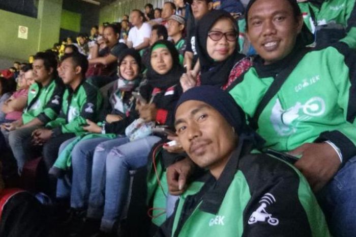 Sejumlah driver Gojek hadir di Britama Arena untuk menonton gim pertama final IBL antara Satria Muda Britama dan Pelita Jaya Jakarta, Kamis (19/4/2018)