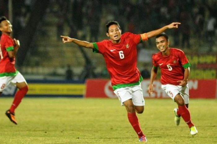  Kapten tim nasional Indonesia, Evan Dimas Darmono (tengah) diikuti dua rekannya, Muhammad Fachtu Rohman (kanan) dan Muhammad Hargianto (kiri) meluapkan kegembiraan usai mencetak gol ke gawang Thailand dalam pertandingan kualifikasi Grup B Piala AFF U-19 2013 di Stadion Gelora Delta, Sidoarjo, Jawa Timur, Senin (16/9/2013) malam 