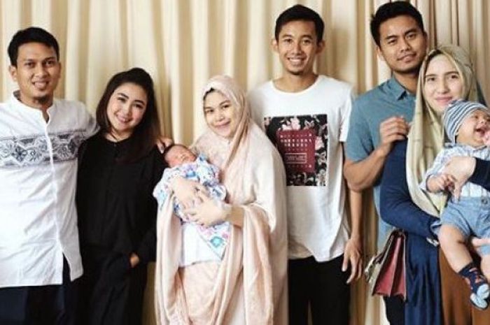 Pebulu tangkis spesialis ganda putra Indonesia, Rian Agung Saputro (kedua dari kanan), dikarunia anak pertama pada Sabtu (9/6/2018). 