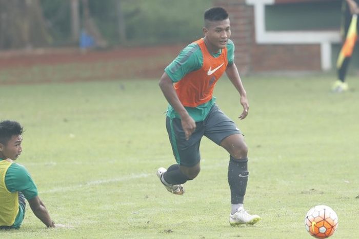 Aksi Striker seleksi Indonesia U-22 asal Persela Lamongan, Ahmad Nur Hardianto (kanan), pada sesi seleksi tahap pertama di Lapangan Sekolah Pelita Harapan (SPH), Karawaci, Tangerang, Banten, Kamis (23/2/2017) pagi WIB.