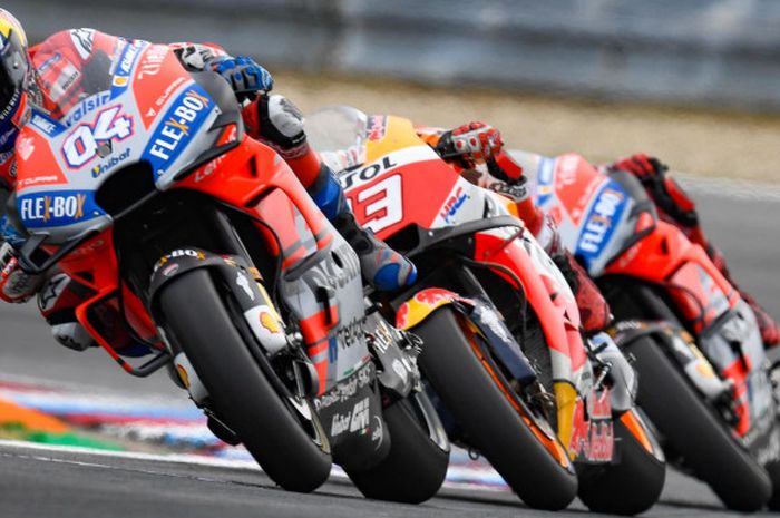    (Dari kiri ke kanan) Andrea Dovizioso, Marc Marquez, dan Jorge Lorenzo bersaing untuk posisi pertama pada balapan MotoGP Republik Ceska di Sirkuit Brno, Minggu (5/8/2018).   