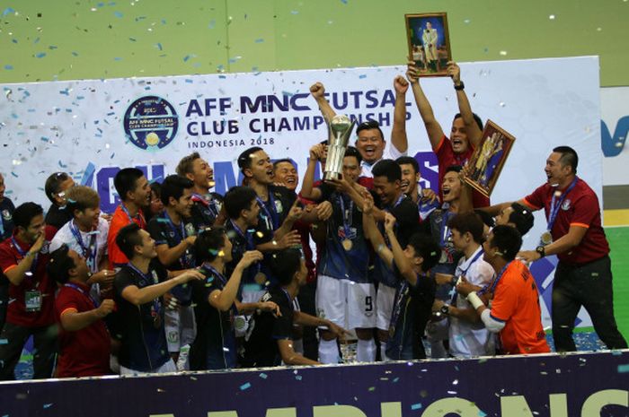 Suka cita pemain Bangkok BTS seusai menerima trofi juara AFF Futsal Club Championship 2018 di GOR UNY, Yogyakarta, Sabtu (21/7/2018).
