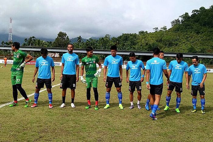 Pemain madura united bersiap memulai latihan menjelang laga melawan Perseru Serui dalam laga lanjutan Liga 1 di Stadion Marora, Serui, Senin (28/8/2017).