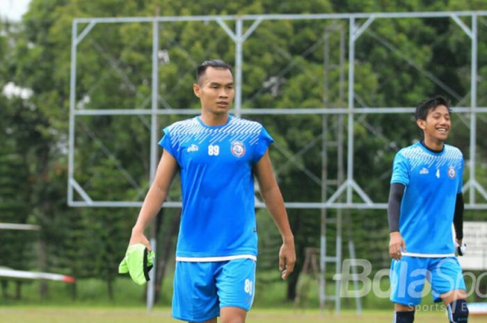 Juan Revi (kiri)  terlihat berlatih bersama Arema FC di Lapangan Dirgantara,  Abdurrachman Saleh,  Pakis Kabupaten Malang, Jumat (8/12/2017).
