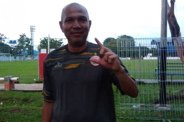 Calon pelatih Persija U-19 musim 2018, Isman Jasulmei, berpose seusai sesi latihan Persija di Lapang