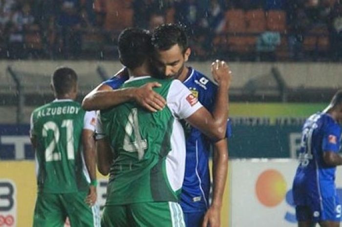 Pelukan pemain Persib, Marcos Flores ke bek PS TNI, Hendri Aprilianto pada laga TSC 2016 di Stadion Si Jalak Harupat, Kab Bandung, Jumat (9/12/2016) malam. 