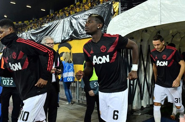 Pemain Manchester United, Marcus Rashford (kiri), Paul Pogba (tengah), dan Nemanja Matic, memasuki lapangan menjelang laga Grup H Liga Champions melawan Young Boys di Stade de Suisse, Bern, Swiss pada 19 September 2018.